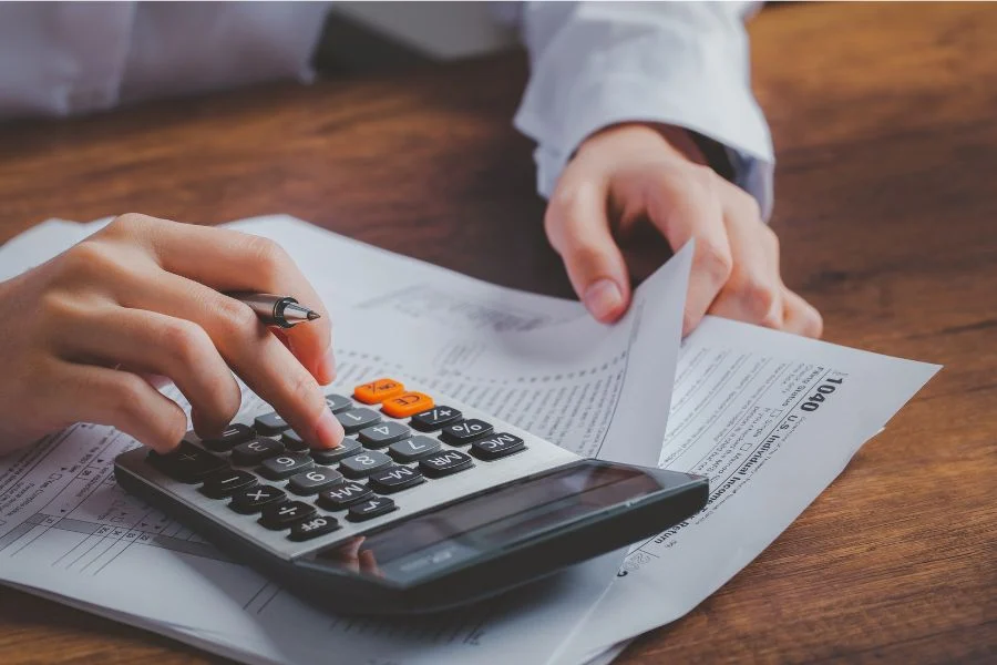 Eine Person kalkuliert Strompreise mit der Sonnensteuer