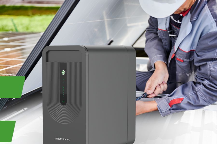 Ein Balkonkraftwerk-Speicher wird mit einem Balkonkraftwerk verbunden.