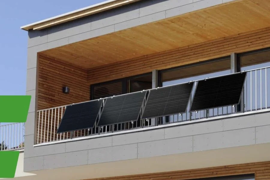 2000 Watt Balkonkraftwerk ist an einem Balkon installiert