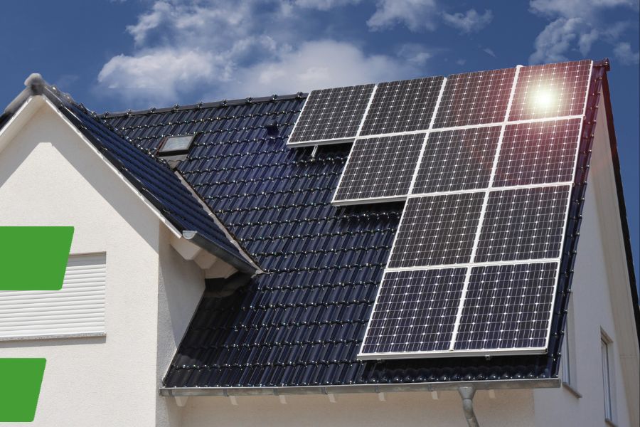 Auf einem Dach sind Solarmodule installiert, was das Dach zum Solardach macht